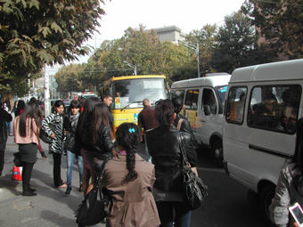 С десяток ереванцев в ожидании маршрутки N77, которая едет до памятника Х.Абовяну. Вместо привычного микроавтобуса N77 приезжает N75.