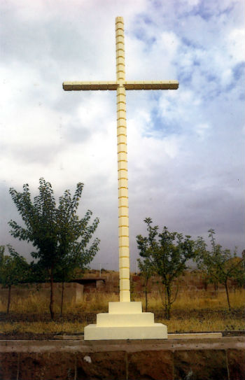Крест-памятник Мец Луйс.