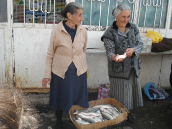 Продавцов можно часто встретить не только в подъездах, но и на улицах столицы, и это при условии, что лов рыбы из Севана запрещен из-за катастрофического снижения ее объемов.