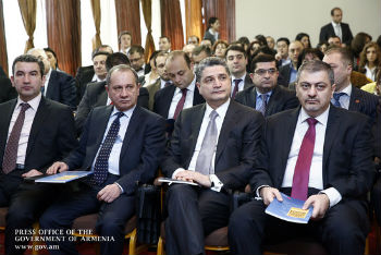 Безработица, бедность и миграция являются на сегодня самыми серьезными социальными вызовами для Армении. В сложившихся условиях показателем национальной конкурентоспособности экономики может считаться возможность создания и сохранения сравнительно высокооплачиваемых рабочих мест по стране.