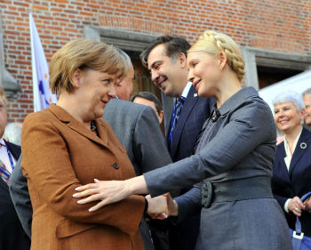 Для сравнения с Тимошенко больше подходит Ангела Меркель: обе леди полагались в политике только на себя, руководствовались собственным умом и добивались признания ценой собственных решений.