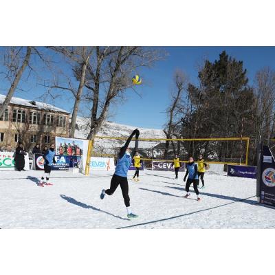 В Цахкадзоре завершился открытый чемпионат Армении по волейболу на снегу с участием 17 мужских и 11 женских команд из Армении и Грузии