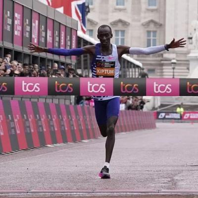 В результате автомобильной аварии погиб 24-летний кенийский марафонец, рекордсмен мира Келвин Киптум