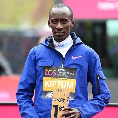 В результате автомобильной аварии погиб 24-летний кенийский марафонец, рекордсмен мира Келвин Киптум