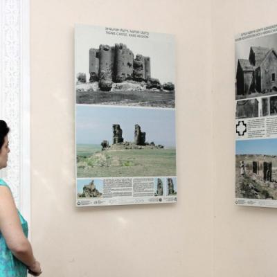 Фотографии уничтоженных, находящихся на грани исчезновения или изуродованных памятников, размещенные на 32 стендах, уже демонстрировались в экспозициях выставок, прошедших в Степанакерте, Иджеване и Ванадзоре