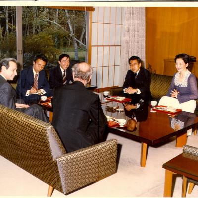 На приеме у императора Японии в его резиденции. Рядом с С.А. Алексаньянцем – Х. Де Ваттевиль (спиной), напротив – император Хирохито и его супруга. Между ними сидят переводчики