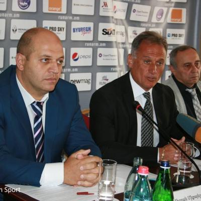 Роберт Эммиян (в центре на пресс-конференции, посвященной полмарафону в Ереване)