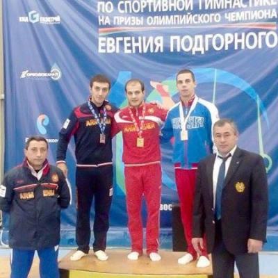 Арутюн Мердинян (в центре) и Артур Давтян (слева) на пьедестале почета на турнире в Новосибирске