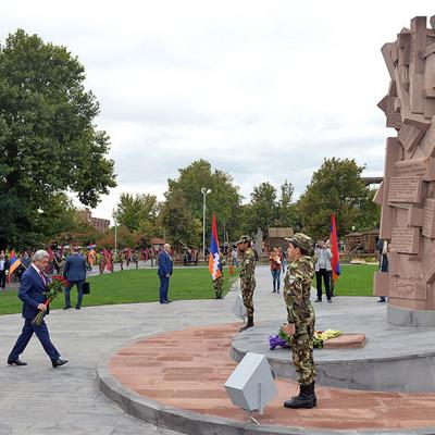 8 октября президент Армении Серж Саргсян в Вагаршапате принял участие в мероприятиях, организованных по случаю праздника города - 2700-летия духовной столицы армянства