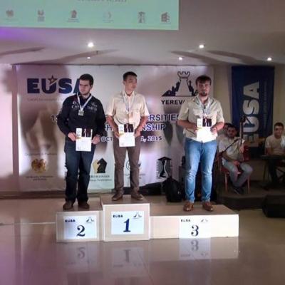 Награждение призеров чемпионата Европы по шахматам среди университетских команд у юношей