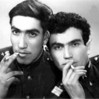 Ракетчик-наводчик Ваник Липаритович Габриелян (слева), старшина Юра Саркисян (справа) во время увольнения в г. Плунге в мае 1962г. перед отъездом на Кубу