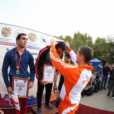 Денис Минин награждает призеров чемпионата Армении по Street Workout-у
