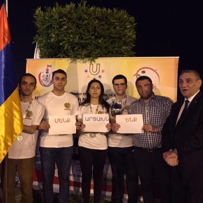 Армянская делегация на чемпионате мира по шахматам среди студентов в ОАЭ с трехцветным флагом и надписью 'Мы – Арцах'.