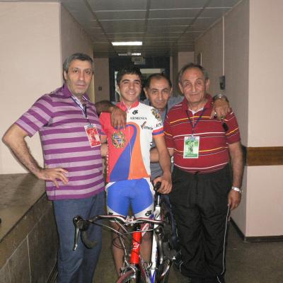 Мгер Мкртчян (в центре) - двукратный вице-чемпион мира 2011 года среди юниоров (Москва)