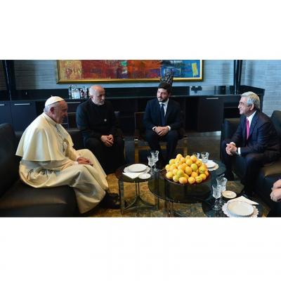 В резиденции президента Армении состоялась вначале беседа тет-а-тет Сержа Саргсяна и Папы Франциска