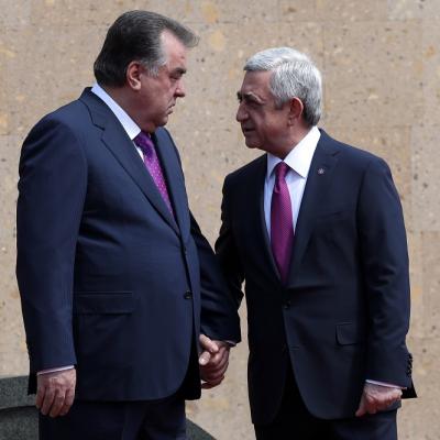 По приглашению президента Сержа САРГСЯНА с официальным визитом в Армению прибыл президент Республики Таджикистан Эмомали РАХМОН