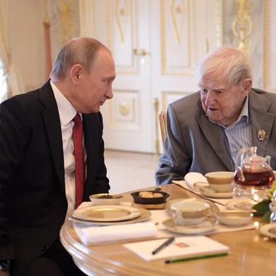 Писатель Даниил Гранин с Владимиром Путиным