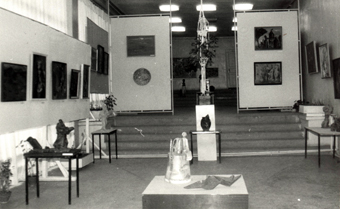 В тот день в Государственной картинной галерее еще советского Степанакерта открылась выставка работ молодых художников Армении.