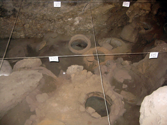 В этой яме была обнаружена самая древняя обувь в мире. Ей 5500 лет.
