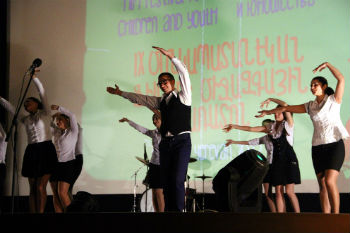 Глухонемые подростки исполняют в сурдопереводе песню Риты Саргсян „Кораблик надежды„.