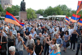Люди устали выходить на площадь, не зная, что будет потом, и в этом главная особенность армянского антимайдана.