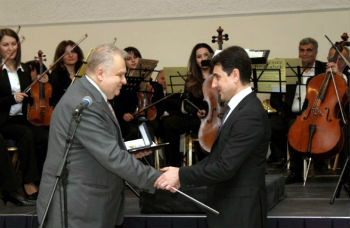 Рубен Мирзаханян вручил Эдуарду Топчяну медаль „Педагогический университет„.