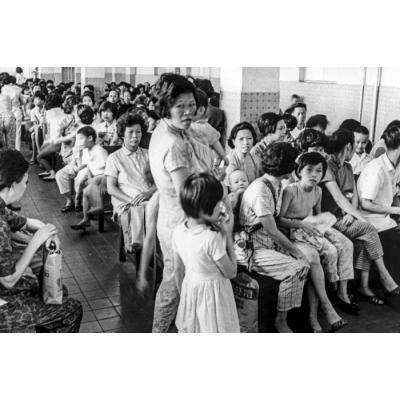 Зал ожидания в одной из клиник Гонконга во время пандемии 1968 года