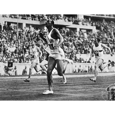 Темнокожий атлет Джесси Оуэнс вошел в историю спорта, став четырехкратным победителем Олимпийских игр 1936 года в Берлине