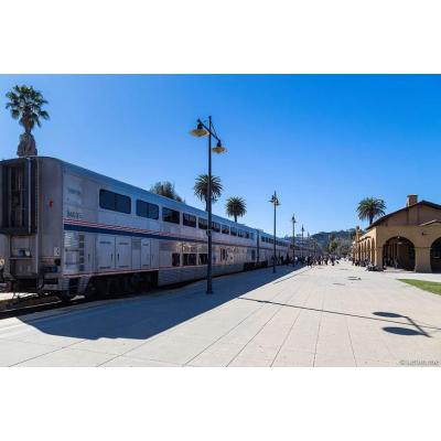 Железнодорожный пассажирский состав на станции в Санта-Барбаре. Калифорния