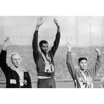 Эфиопский марафонец Абебе Бикила выиграл ОИ-1960 в Риме, пробежав всю дистанцию босиком