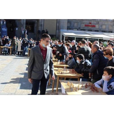 Гроссмейстеры Левон Аронян и Мануел Петросян дали в Ереване сеанс одновременной игры в рамках благотворительного мероприятия 'Мат террору'