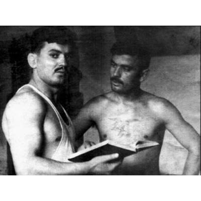 Борец Артем Терян (слева) и один основоположников спортивной борьбы и самбо в Арцахе Юрий Бабаян