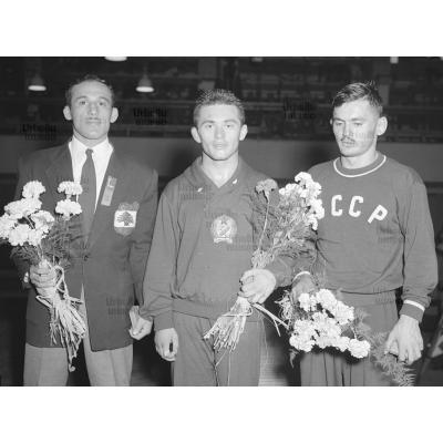 Бронзовый призер ОИ-1952 в Хельсинки по классической борьбе Артем Терян (справа) на пьедестале почета во время награждения