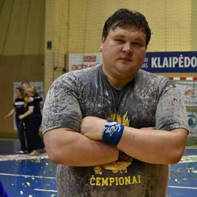 Гандболист сборной Литвы Гинтарас Цибульскис при росте 2 метра весит 175 кг.