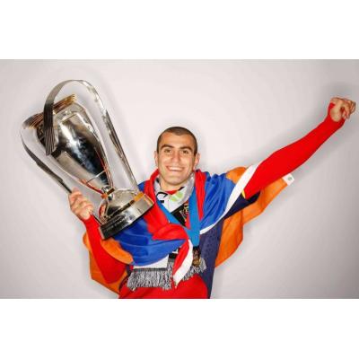 Нападающий сборной Армении по футболу Юра Мовсисян завершил спортивную карьеру