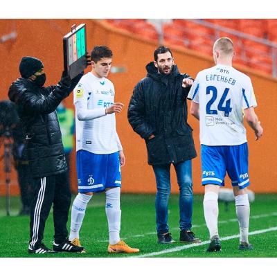 17-летний полузащитник московского 'Динамо' Арсен Захарян отметил свой дебют в основе клуба голом и заработанным пенальти в игре чемпионата РПЛ с 'Ахматом'