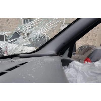 В ночь на 29 марта азербайджанцы закидали камнями автомобиль, которым перевозили тела погибших по дороге Степанакерт-Горис