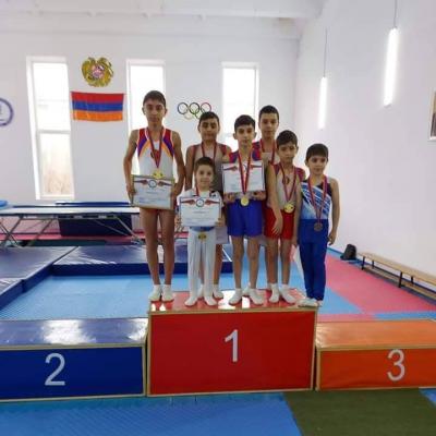 В ереванской ДЮСШ комплексных вида спорта Шенгавита прошел первый чемпионат Армении по прыжкам на батуте среди юношей