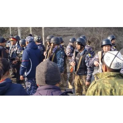 На границе Кыргызстана и Таджикистана начались стычки между пограничниками обеих стран, переросшие в кровопролитные бои