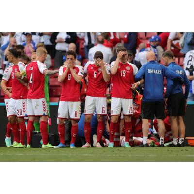 Футболиста сборной Дании Кристиана Эриксена удалось спасти после того, как он потерял сознание в ходе матча ЕВРО-2020 Дания – Финляндия
