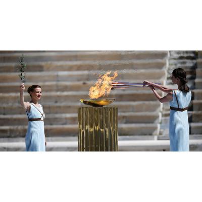 На протяжении всей истории эстафеты олимпийского огня находились желающие затушить его, но еще чаще вмешивалась природные и другие факторы