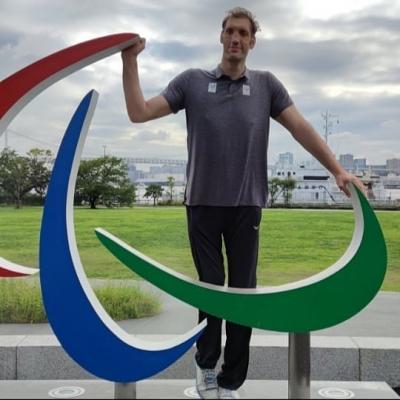 Самый высокий спортсмен планеты Мортеза Мехрзад из Ирана во второй раз подряд выиграл Паралимпийские игры (волейбол сидя)