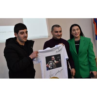 Знаменитый профессиональный боксер, чемпион мира по версиям IBF, WBA, WBC и IBO Вахтанг (Вик) Дарчинян посетил Ереванский государственный спортивный колледж олимпийского резерва (ЕГСКОР)