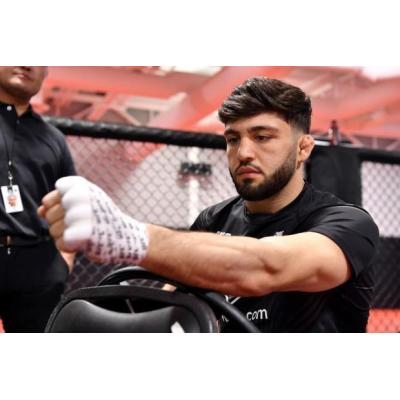 Российский боец смешанных единоборств армянского происхождения Арман Царукян взял верх над Йоэлем Альваресом на турнире UFC Vegas 49, одержав пятую победу подряд в UFC