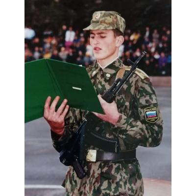 Курсант I курса Андраник Гаспарян принимает военную присягу - 2001 г.