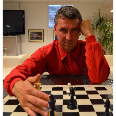 Гроссмейстер Симен Агдестейн в 55 лет стал самым возрастным чемпионом Норвегии, совмещая долгие годы занятия шахматами и футболом