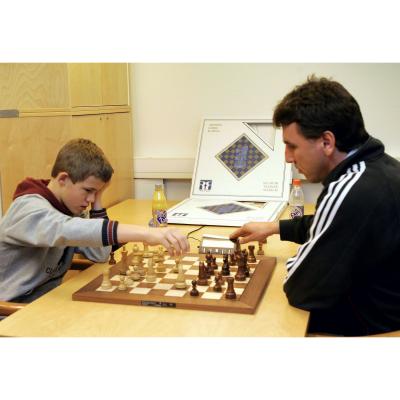 Гроссмейстер Симен Агдестейн в 55 лет стал самым возрастным чемпионом Норвегии, совмещая долгие годы занятия шахматами и футболом