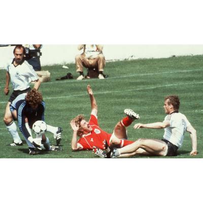 40 лет назад на ЧМ-1982 в Испании был сыгран матч ФРГ – Австрия, вошедший в историю футбола как 'хихонский позор'