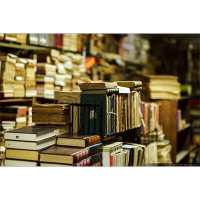 Мэр Еревана Грачья Саркисян заявил, что надо списать устаревшие книги, потому что они «полны различных вредных вирусов и грибков»