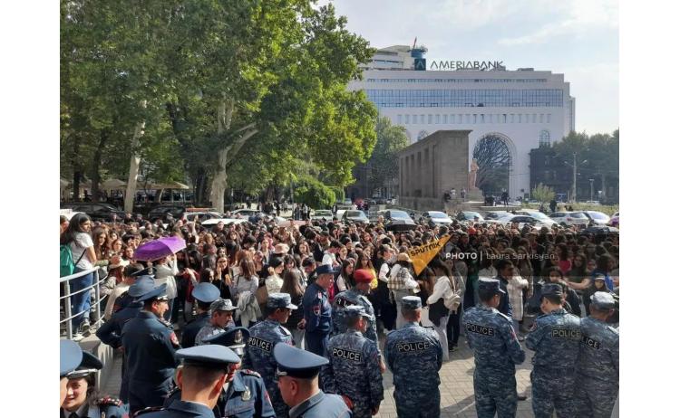 Новости армении сегодня. Протестующие. Акция в Армении. Протесты в Армении против ОДКБ. Армения новости последние.